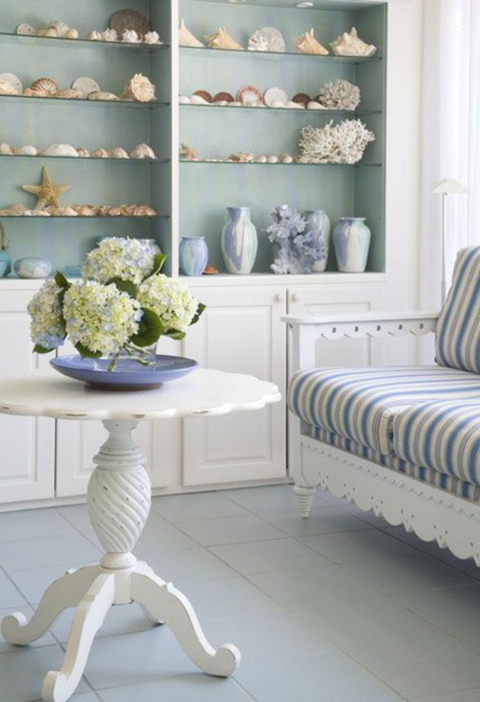 Koselig stue-lyse fargevalg Round-vintage salongbord Flower stripete sofa hyller skjell