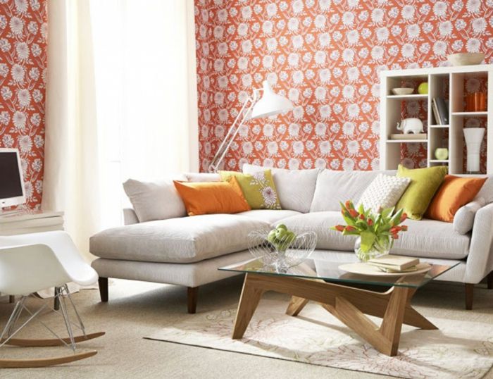 mysigt vardagsrum-vintage-wallpaper-orange färg och vita blommotiv