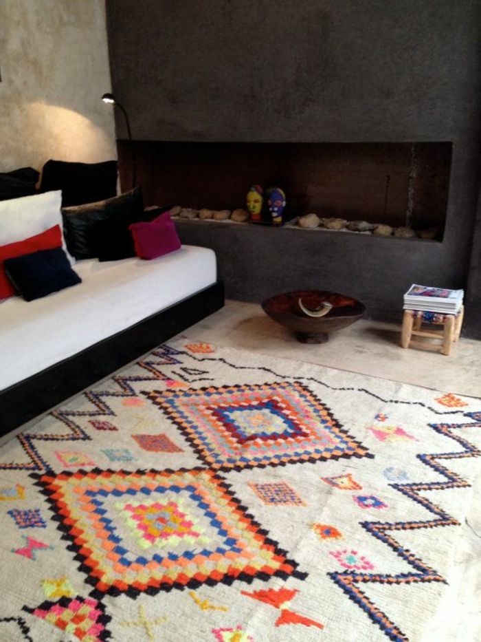 mysigt vardagsrum-vit-soffa färgad kudde färgstarka matta