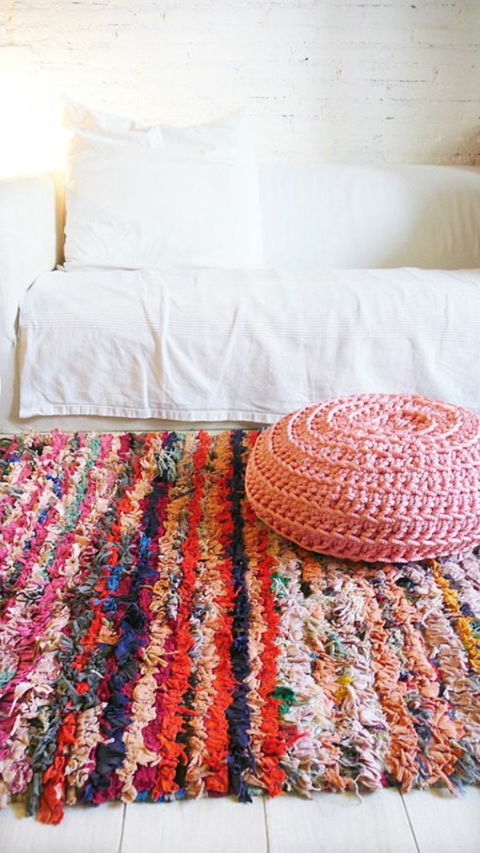 Mysigt rum bed-and-white-lakan-Virka pall handknuten matta färgrika ränder