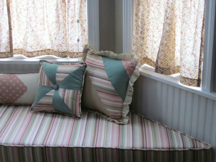 divano accogliente sala cuscino-soft-comodi-tende-per-small-window-country-style-coquette