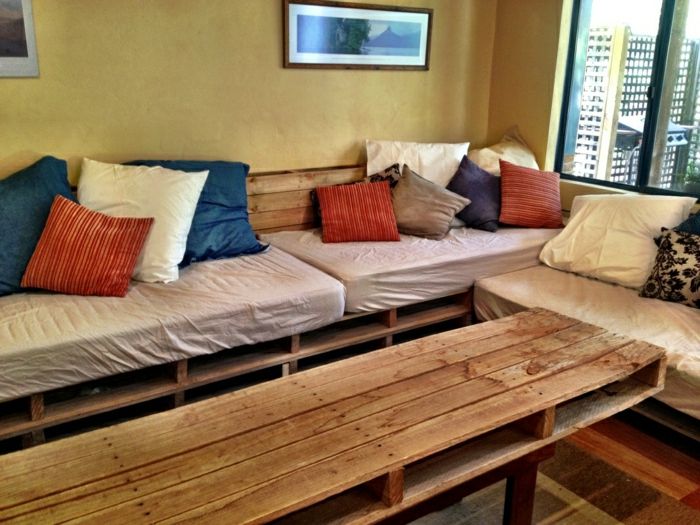 paleti dormitor confortabil Mobilier perne colorate