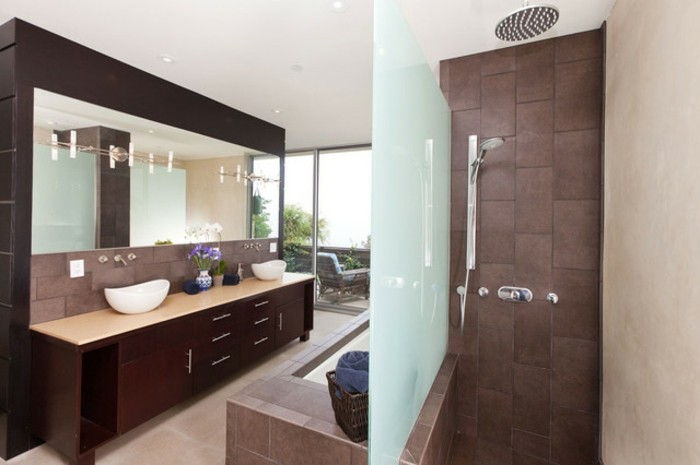 gezellige ambiente-in-modern-bad-met-douchewand gemaakt van glas-