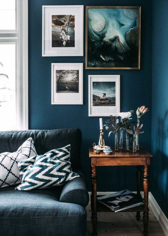 Udobne-življenjske make-dodatki-fotografije-belo-fotookvir modro-stena-starinska lesena miza