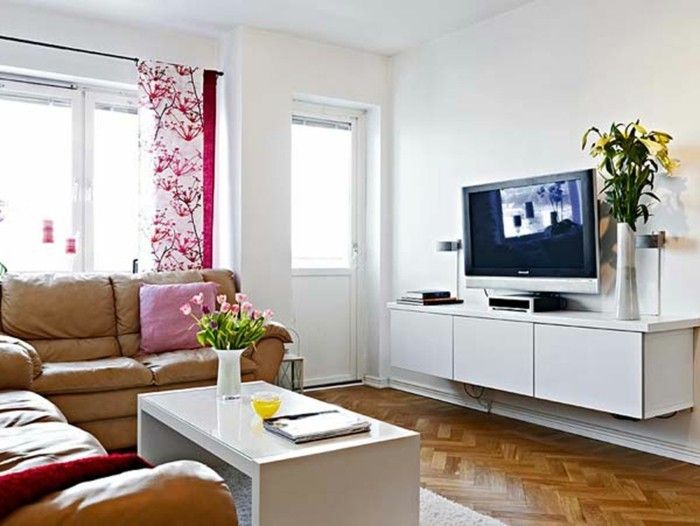 udobno-dnevna soba-design-zavese-cvetlični vzorec-belo pohištvo-usnjeno-kavč