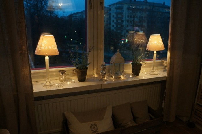 Prijeten-dnevni make-svetilke-the-okno-noč