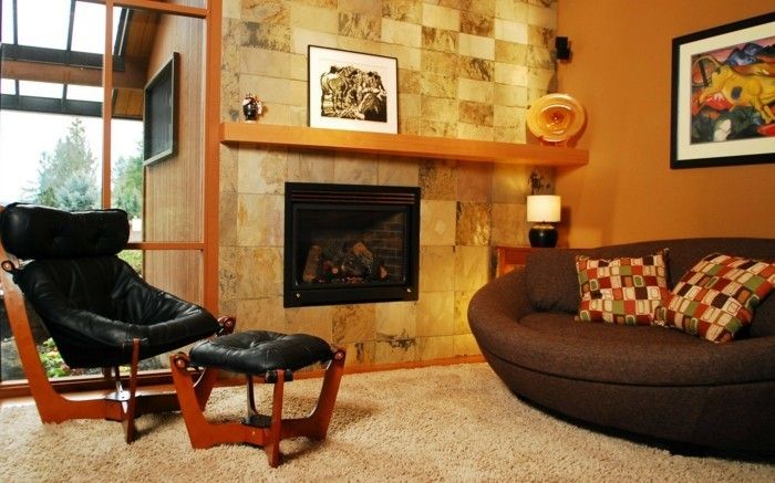 Prijeten-dnevna soba-design-usnje-fotelj-kavč-temno barvno kamin-odprto kamnito oblogo, Plaid blazine