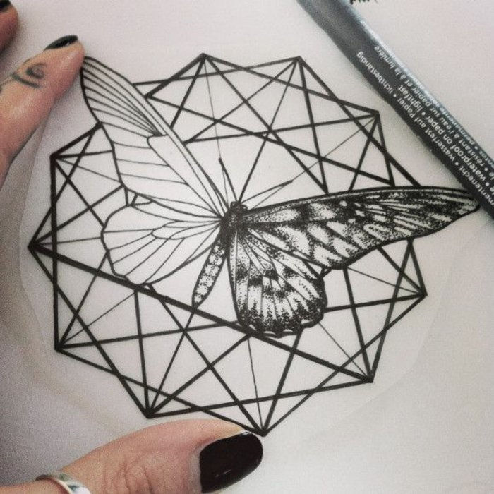 geometrice tatuaje-pentru-femei-fluture motiv