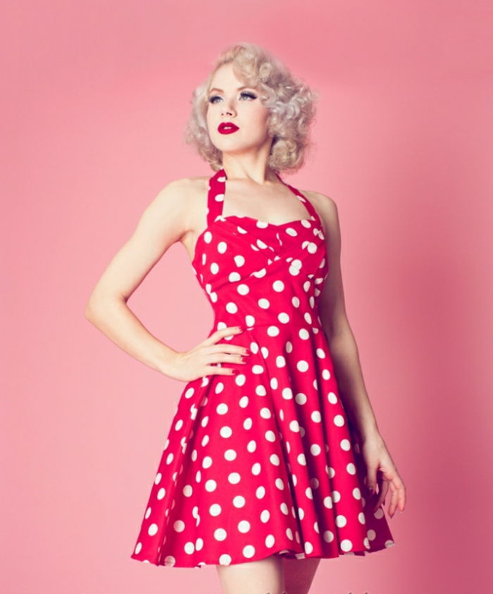 bodkovaný dress-ružové-background-short-blonde-vlasy