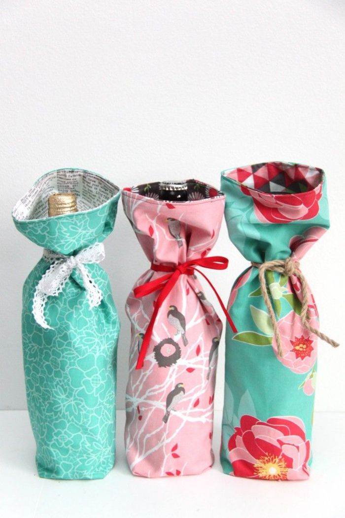 Vinflaskor med tygförpackningar, blommönster, presentidé, vacker och ljus