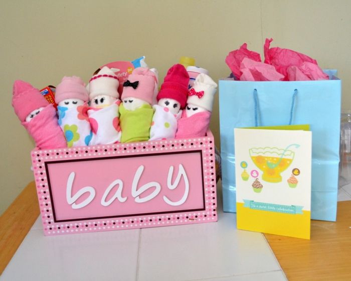 Barvne brisače in otroške nogavice v obliki dojenčkov, voščilnica s piškoti in punch, modra embalaža