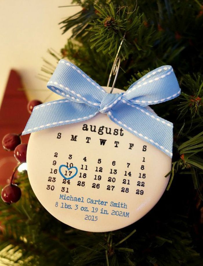 Božični okraski koledar za rojstvo, otroški rojstni dan je označen s srcem, modrim trakom