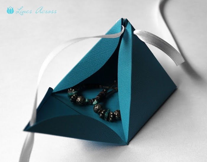 Pyramídový darčekový obal na náušnice v tmavo modrej farbe so strieborným lukom