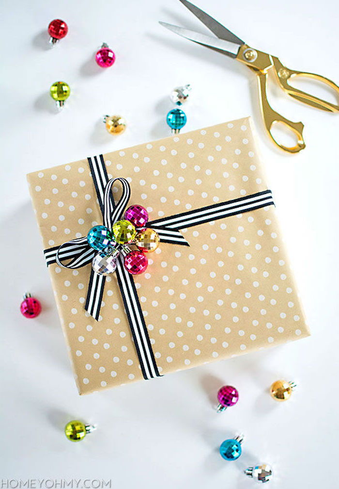 Darčeky farebné obaly, zlatý papier, malé vianočné stromčeky