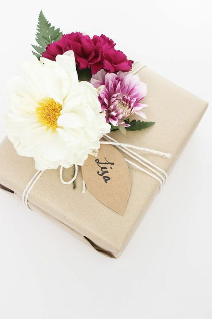 Krásne balenie darčekov - kvety rôzneho druhu ako dekorácie