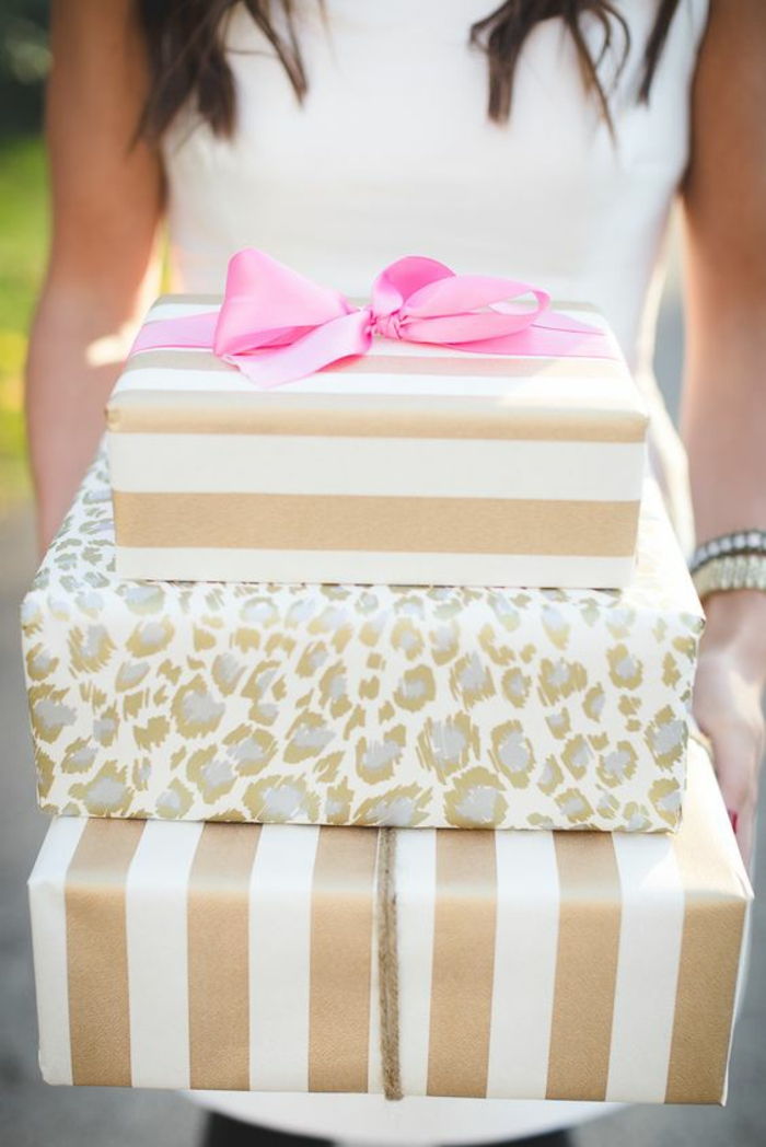 Krásne balenie darčekov - zlaté zábaly s ružovou stuhou na svadbu