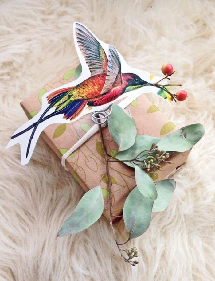 Vystrihnúť vták, zelené vetvy a vzory listov darčekov obklopujú nápady