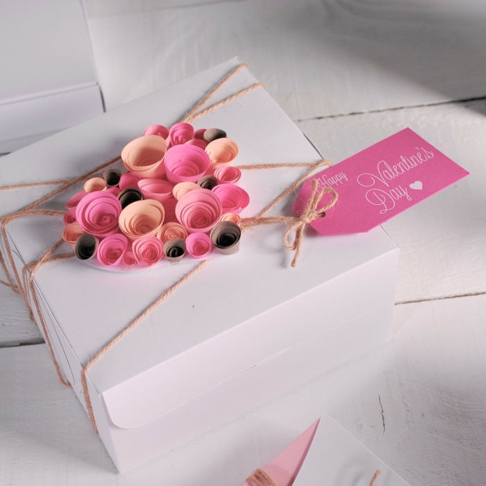 Darčeky zabaliť nápady - srdce papiera v rôznych odtieňoch ružovej pre Valentín