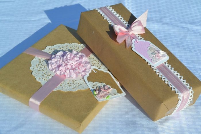 dva darčeky na svadbu s ružovými stuhami a háčkovanou čipkou, nápady na balenie roztomilých malých kariet