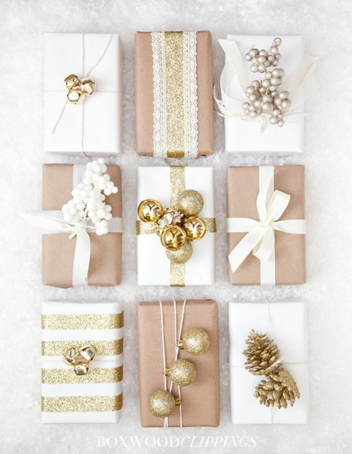 Deväť nápadov na balenie vianočných darčekov s malými zlatými guličkami a kužeľmi