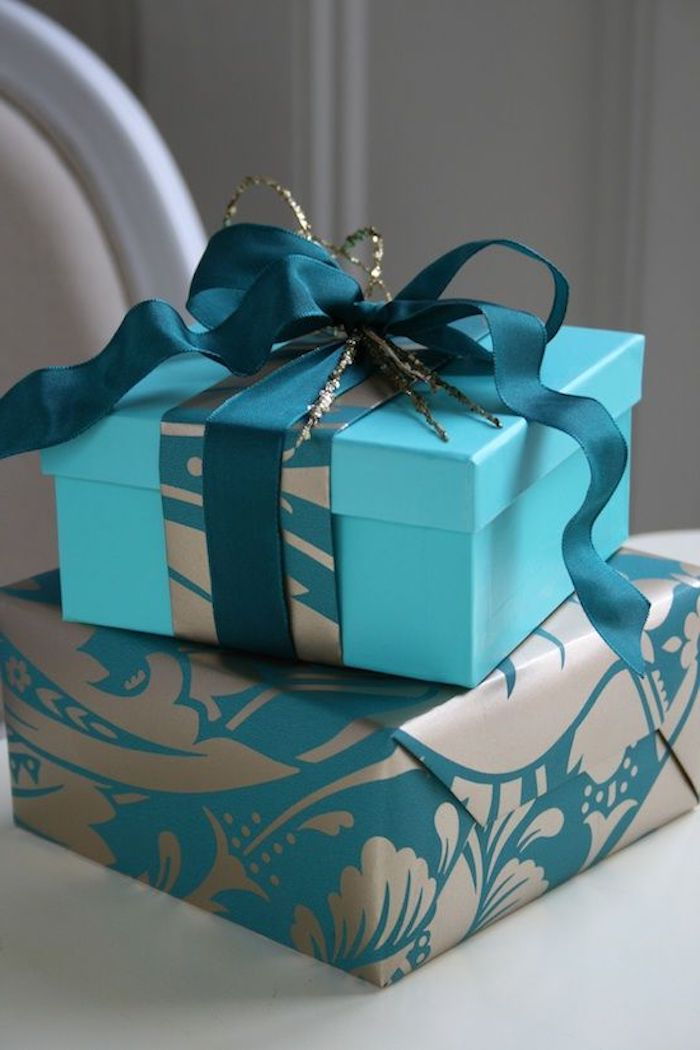 Qadrat box zdobený modrou darčekovou stuhou, lesklý papier v dvoch farbách