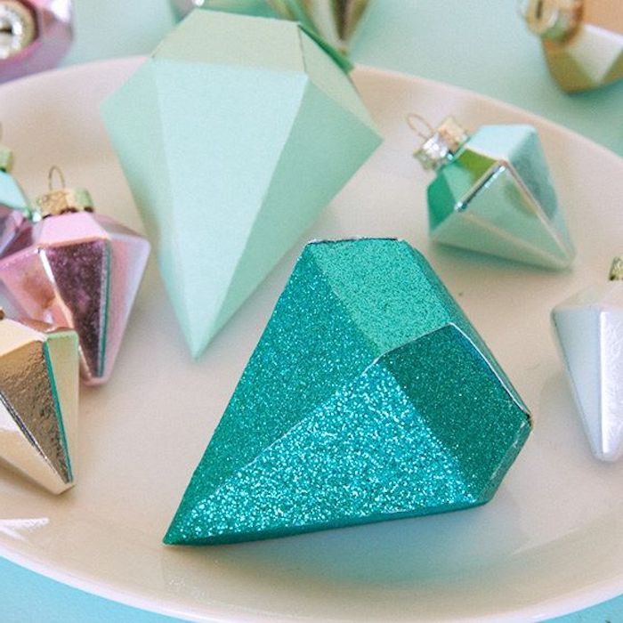 Darčekové balenie s modrým leskom v tvare diamantu