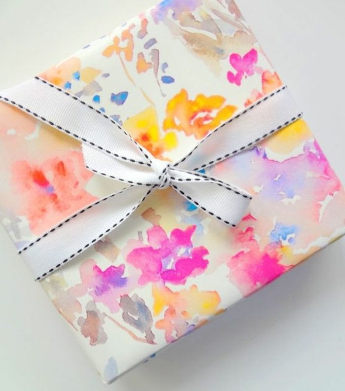 farebný baliaci papier v pastelových farbách, kvetinové motívy, malá pekná stuha