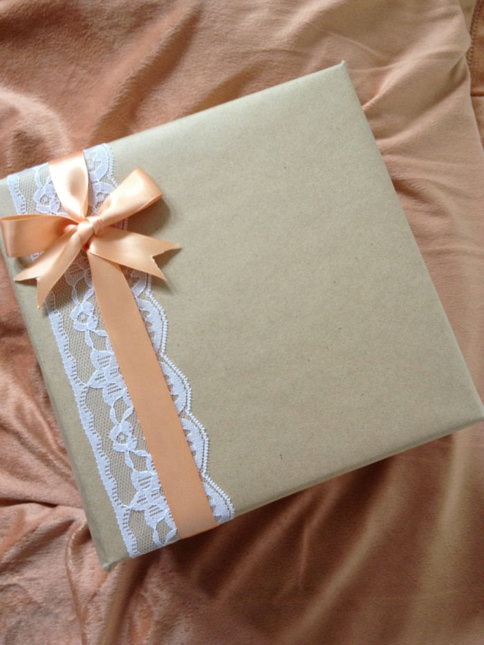 Vytvorte darčekové balenie - jednoduchý dizajn s oranžovou stuhou a čipkou pre vaše narodeniny alebo svadbu