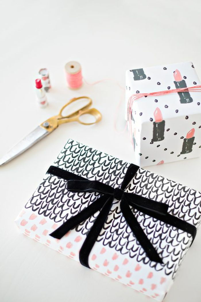 Vytvorte darčekový zábal - čierna stuha s maľovaným vzorom a ďalší darček s kresbou na rúž na baliaci papier