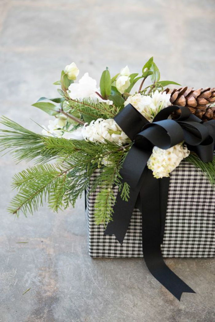 čierne stužky a biele kvety a kužele, kockovaný baliaci papier - vyrobte darčekové balenie