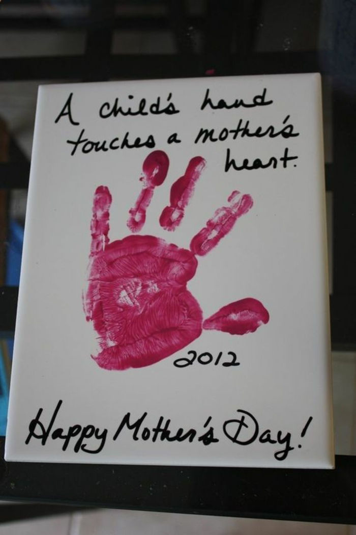 Barnets hand stirrar hjärtat av en mamma står på kortet - presentidéer