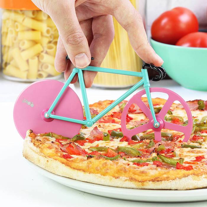 Rower Pizza nóż z dwoma ostrzami, rower z różowymi kołami i ramą roweru turkusowy rower z kierownicą czarny rowerowych, plastikowym słoiku na Pasrta z pomarańczowym pokrywą, spaghetti Zbiorniki plastikowe, turkus niebieski miska z dwoma czerwonymi pomidorami pizza Vegetariana w białym talerzu, Pizza z zieloną i czerwoną papryką