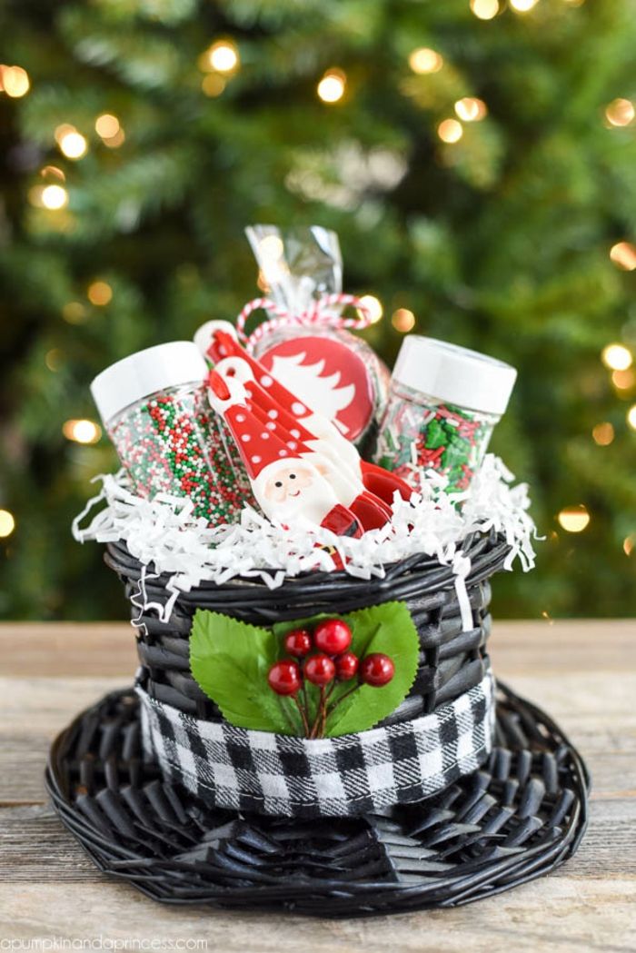 Kalėdų krepšelis, kuriame yra mažai dovanas, kietas idėjas, kaip gaminti kalėdines dovanas