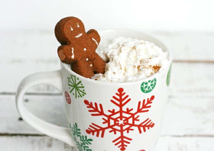 Piešvėlė pačią baltą puodelį ir padovanok ją Kalėdoms, karštu šokoladu su grietine