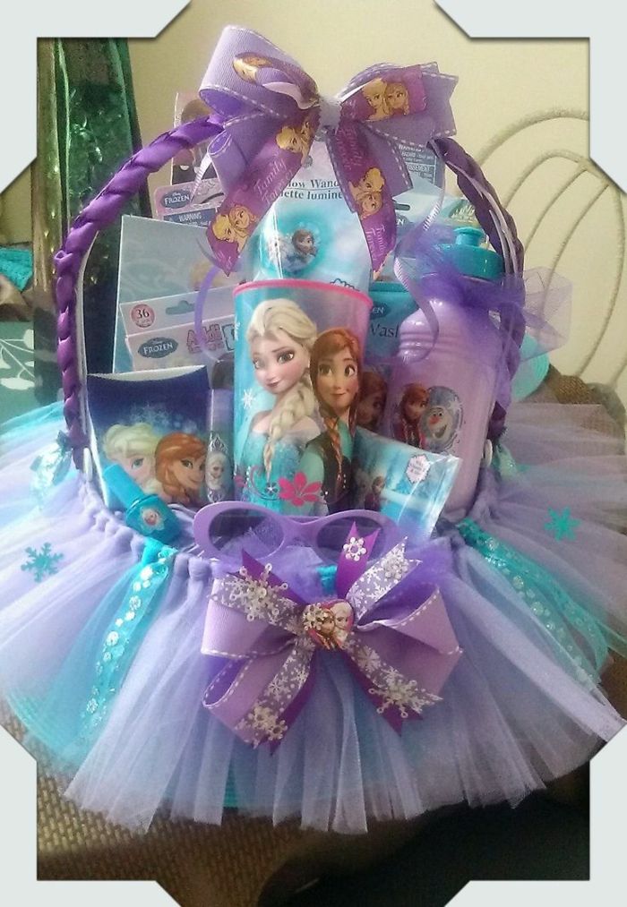 Bohaterki Frozen - puchar, butelka w fioletowo-niebieskich kolorach z tematycznymi wstążkami - pomysły na kosze na prezenty