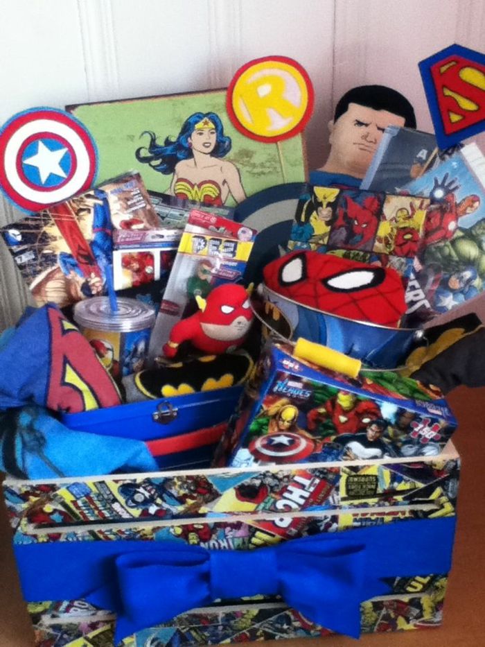 mnóstwo rzeczy z superherosami na urodziny małego chłopca w koszyku komiksów przyklejonych do pomysłów na kosz prezentów