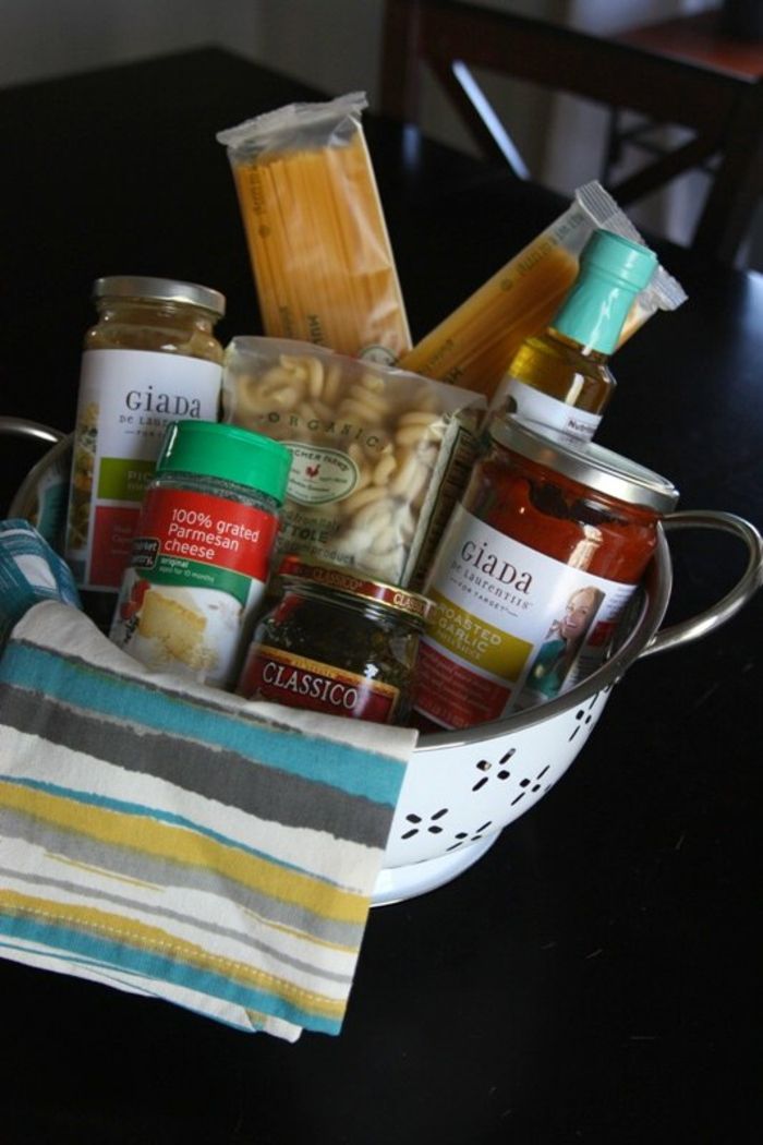 Makaron, przyprawy, parmezan i sos - włoski pomysł na prezent na żywność