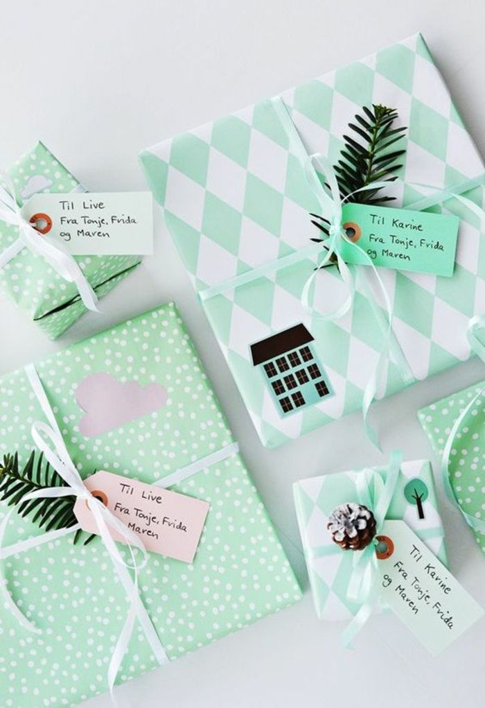 zelené zábaly so zelenými vetvami a vtipné karty - darčeky kreatívneho balenia