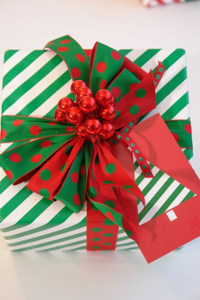 zelené balenie s červenými zvonmi a stuhou v zelenej a červenej farbe - kreatívne obaly darčeky