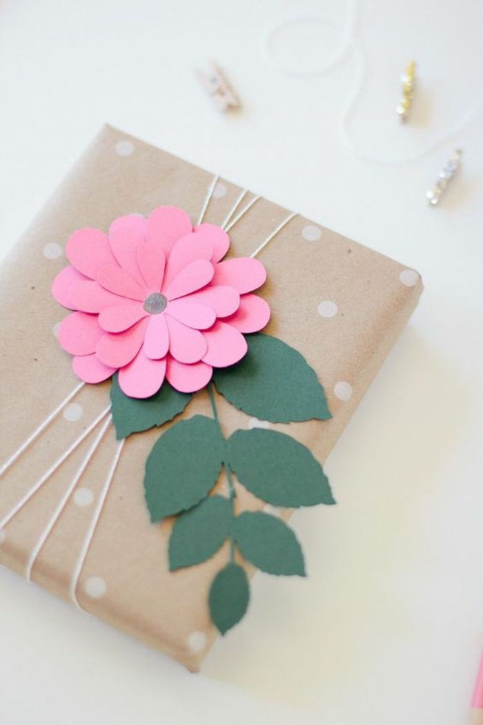 ružový kvet z papiera s motívmi zelených listov na bielych bodoch - darček kreatívneho balenia