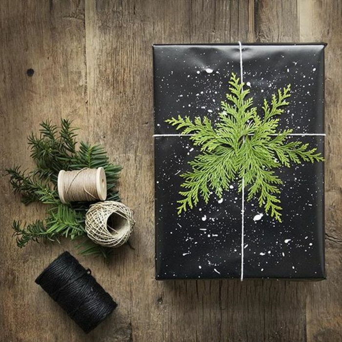 čierne obaly s bielymi škvrnami a vetvičkami ako vianočné darčeky - kreatívne balenie darčekov
