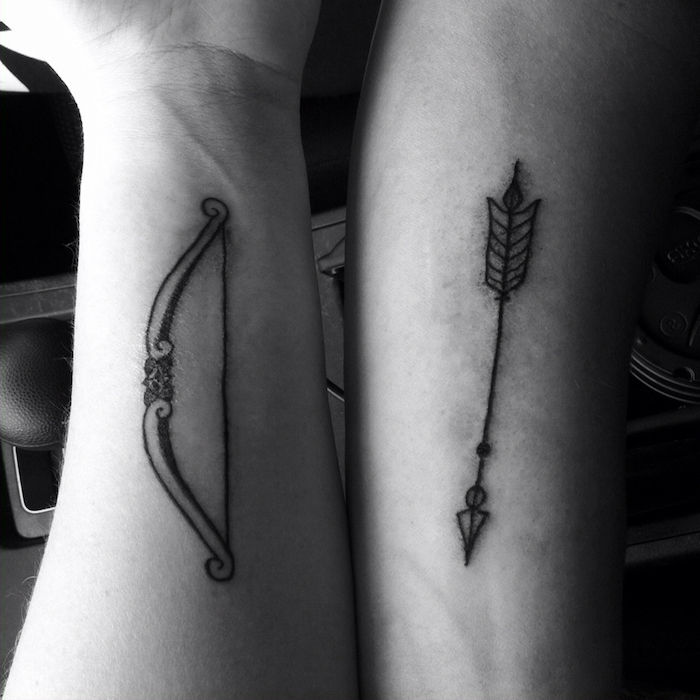 Boog en pijlen op de armen van twee broer of zus broer of zus tattoo motieven