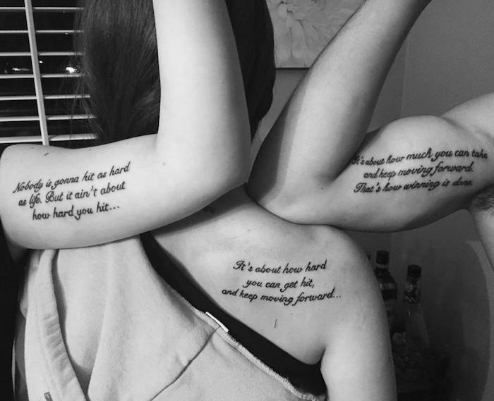 Drie broers en zusters hebben een levenswijsheid op de bovenarmen en op de rug - broer of zus tattoo-motieven