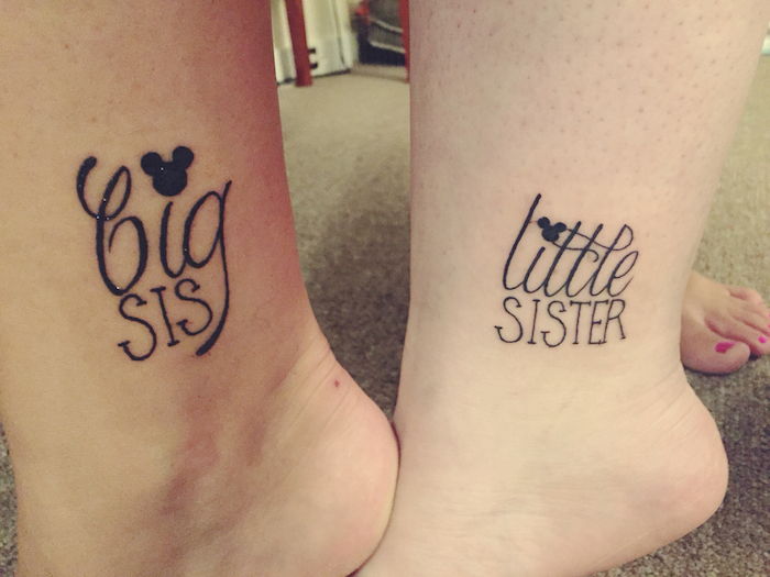 oudere zus en jongere zus op benen geschreven broer of zus tattoo motieven
