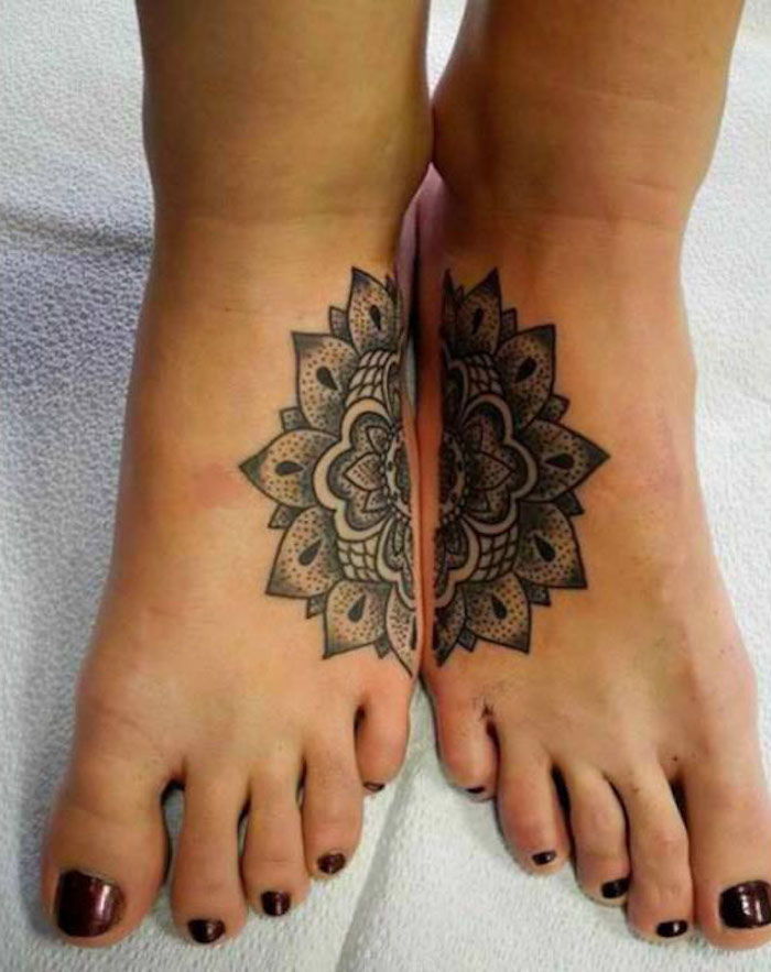Mandala-tatoeage van twee delen in zwarte kleur voor de voeten van beide zussen - broer of zus tattoo-motieven