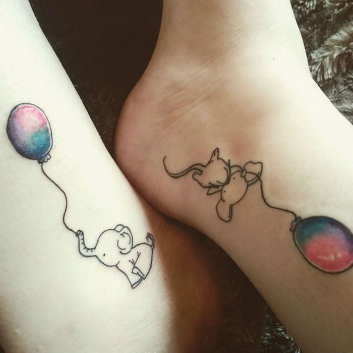 twee kleine broers en zussen met aquarel tatoeage van twee ballonnen en olifanten - broer of zus tattoo motieven