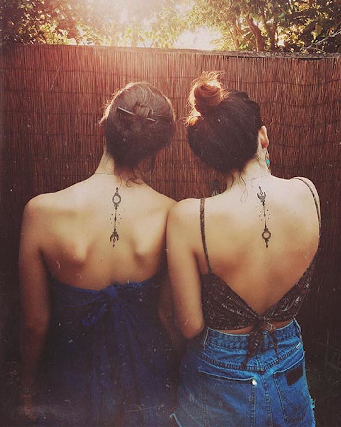 ondersteboven symbool op de twee vrouwen achterkant van twee zus - broer of zus tattoo motieven