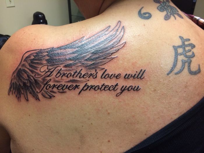 Een inspirerende inscriptie en een tattoo met vleugels voor broers en zussen