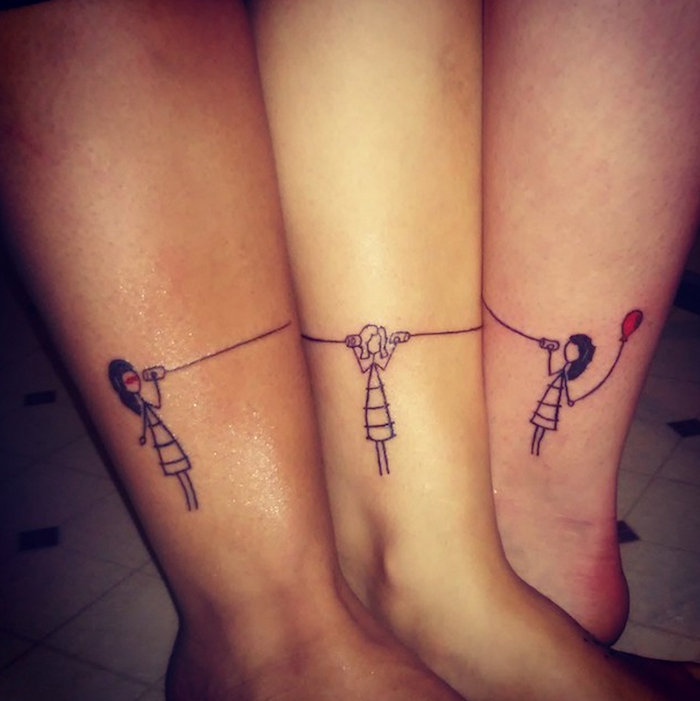 een tatoeage voor drie zussen met draad Telefoon op de benen - tatoeage op de benen