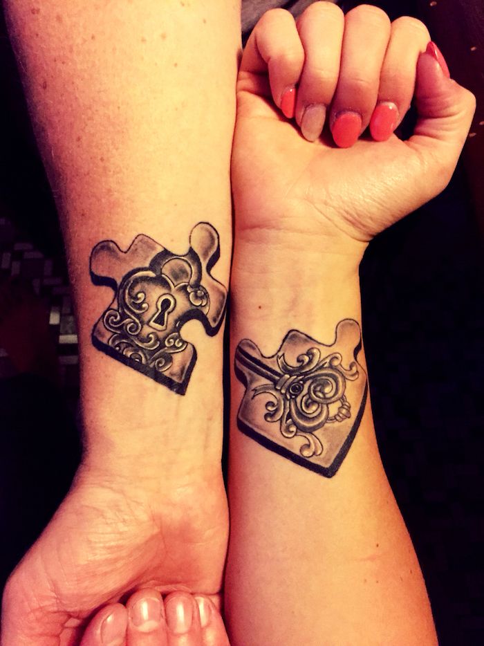 een tatoeage met puzzelstukjes en een vintage sleutel-tattoo voor broers en zussen